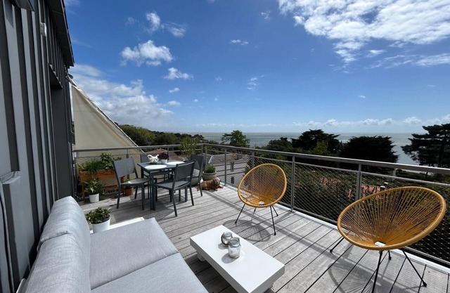 Apartamento 'Le Cèdre' con vistas al mar, terraza privada y Wi-Fi