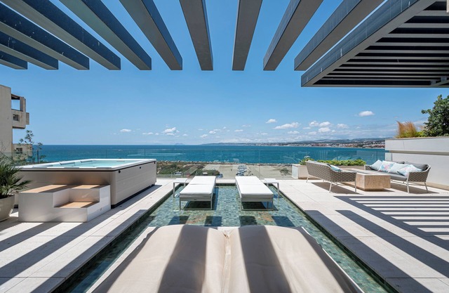 Apartamento 'Luxury Front Line Beach' con vistas al mar, Wi-Fi y aire acondicionado