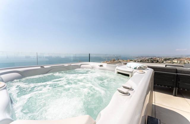 Apartamento 'Luxury Penthouse with Rooftop' con vistas al mar, Wi-Fi y aire acondicionado
