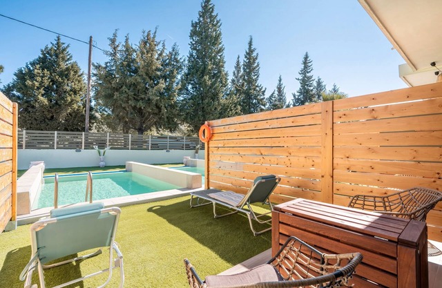 Apartamento 'Mb Luxury Suites Charaki No 6' con piscina privada, Wi-Fi y aire acondicionado