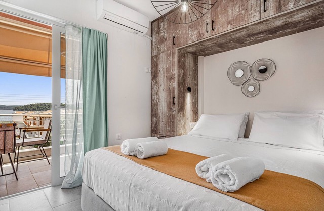 Apartamento 'Mella Roa Amber' con vistas al mar, Wi-Fi y aire acondicionado.