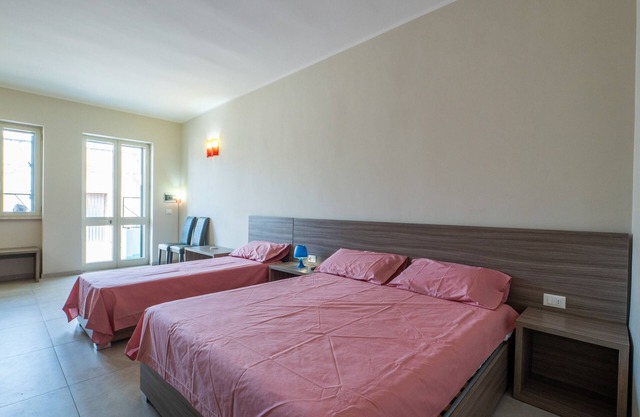 Apartment 'Monolocale Petraroli Esterno' with Shared Garden, Balcony and Air Conditioning