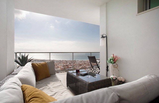 Apartamento 'Nazaré Dream View' con vistas al mar, piscina compartida y Wi-Fi