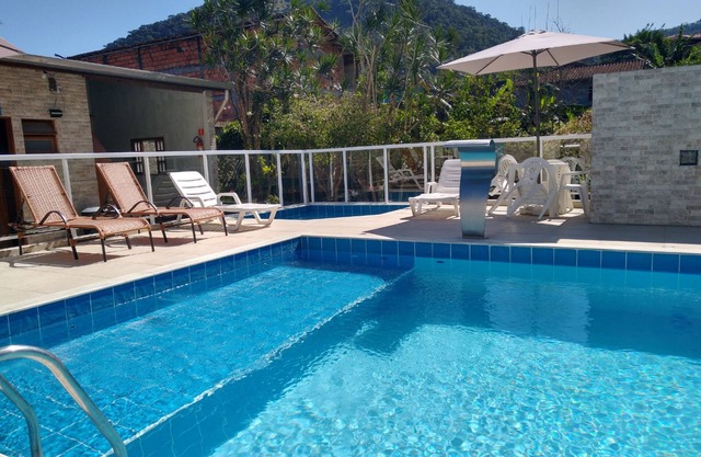 Apartamento de 2 dormitorios, amueblado con piscina, patio y barbacoa.