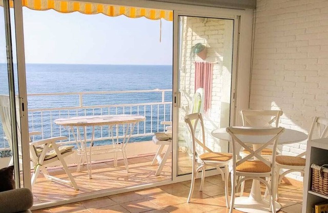 Apartamento en la playa, con vistas al mar, cerca de Barcelona