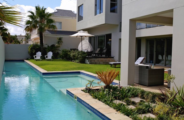 Apartamento en planta baja con vistas a la piscina.