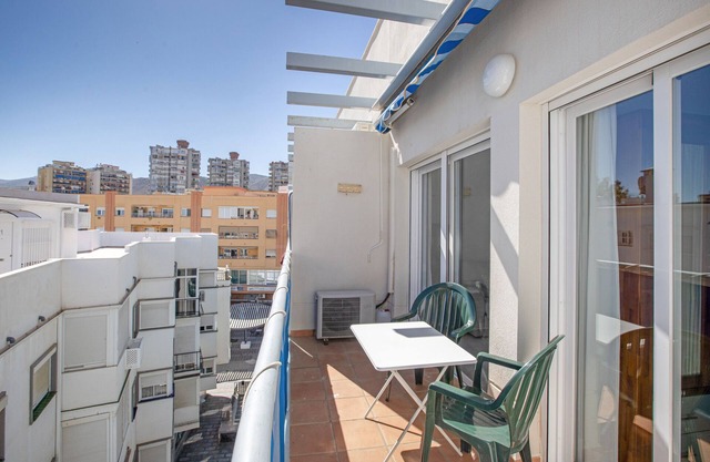 Apartamento 'Plata Ático' con terraza privada, balcón y aire acondicionado