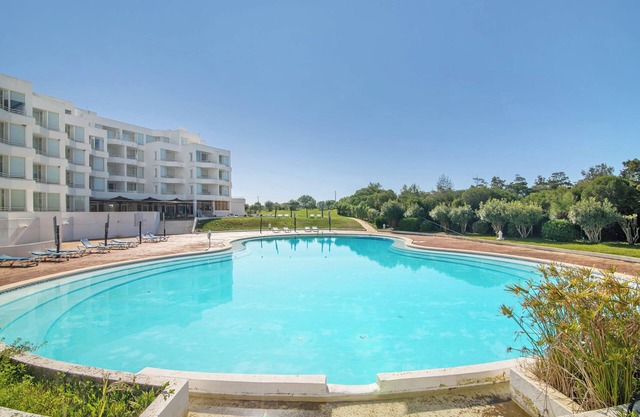 Apartamento 'Prainha Paradise - Algarve' con piscina compartida, Wi-Fi y aire acondicionado.