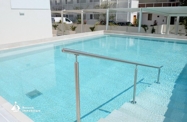 Apartamento 'Residence Bafjle 42' con piscina compartida, terraza privada y aire acondicionado.