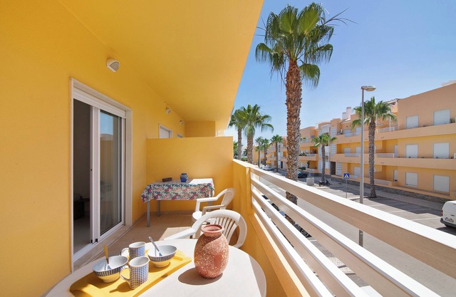 Apartamento 'Royal Cabanas Golf 88' con piscina compartida, jardín compartido y aire acondicionado.