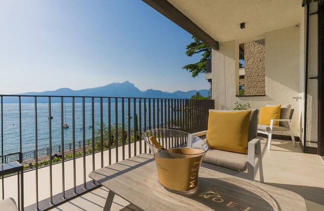 Apartment 'Salvatore Homes Porto Nuovo Torri' with Lake View, Wi-Fi and Air Conditioning