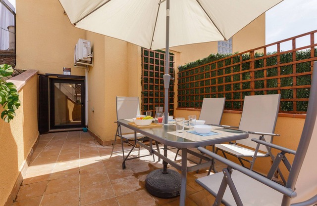 Apartamento 'Sauc Beach' con terraza privada, Wi-Fi y aire acondicionado
