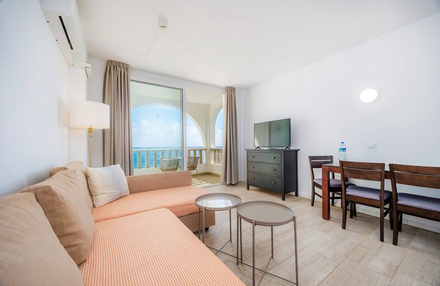 Apartamento 'Sea View Room 106' con piscina compartida, Wi-Fi y aire acondicionado.