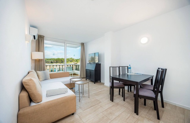 Apartamento 'Sea View Room 003' con piscina compartida, Wi-Fi y aire acondicionado.