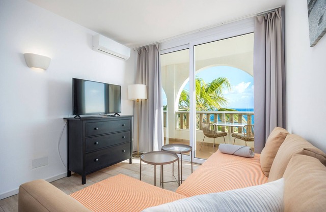 Apartamento 'Sea View Room 205' con piscina compartida, Wi-Fi y aire acondicionado.