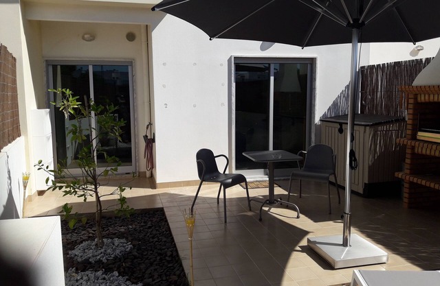 Apartamento para 2 con jardín en el pueblo de Santa Luzia