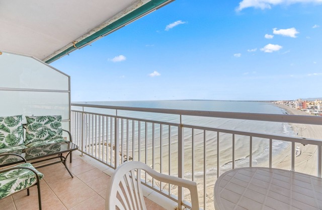 Apartamento 'Sunflower Costa Blanca' con vistas al mar, Wi-Fi y aire acondicionado