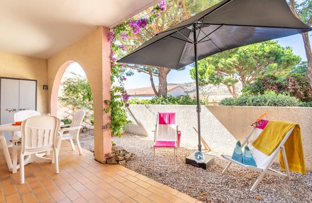 Apartamento 'T2 Meublé Aux Aloès' con vistas a la montaña, piscina compartida y terraza privada