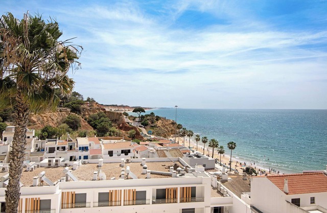Apartamento 'T3 Duplex Albufeira' cerca de la playa con vistas al mar, terraza privada y Wi-Fi