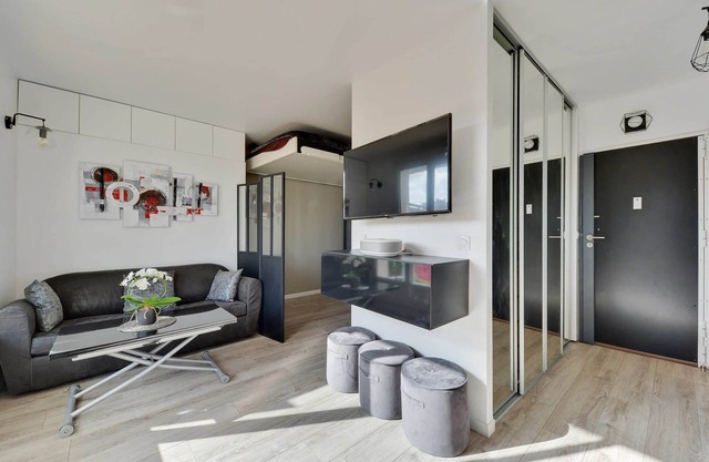Apartment with balcony near subway 4