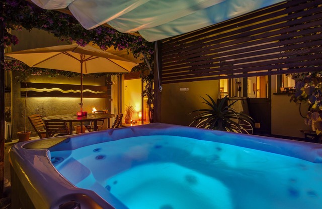 Apartamento con jardín y jacuzzi. Vista al mar Totalmente equipado