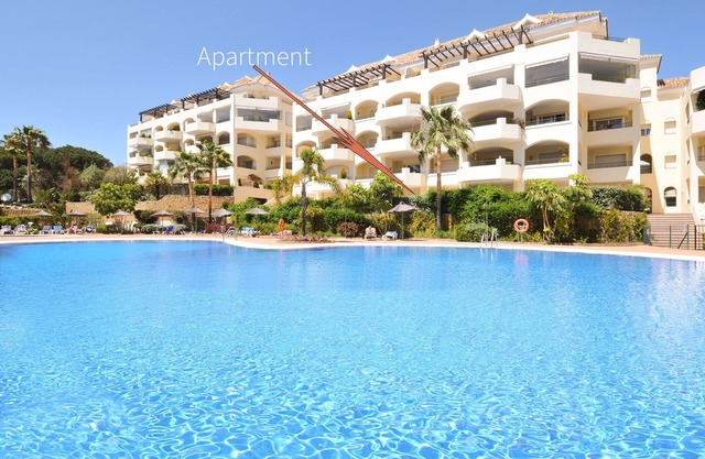 Apt con amplia terraza, piscina comunitaria y solo 300 metros de la playa!