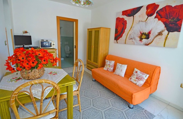 Apartamento con amplio jardín y parking a pocos pasos del mar.