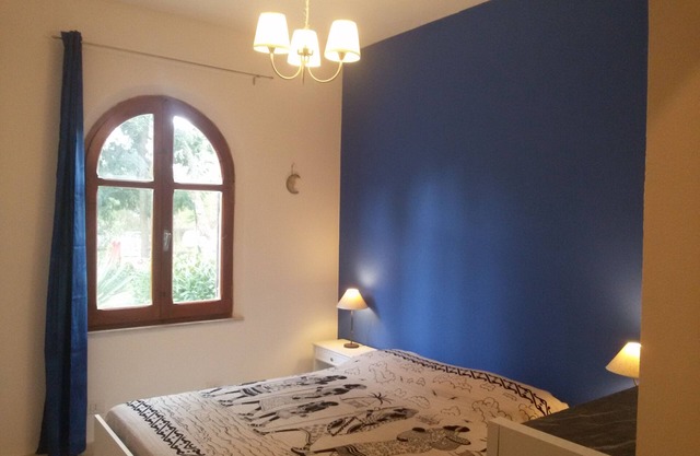 Apartamento con amplio jardín y cancha de tenis.