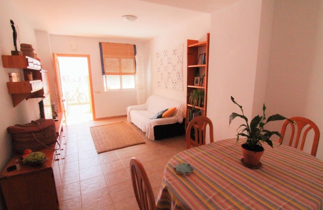 Apartamento con piscina cerca la playa y parque con instalaciones deportivas.