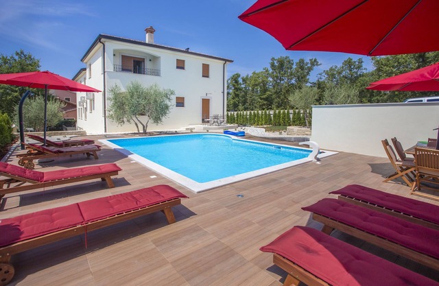 Top amueblado, piscina con sofás, lavadora, restaurante cercano