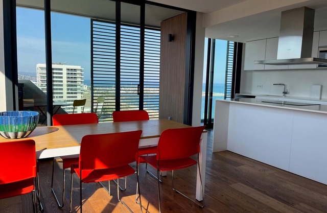 Apartamento con vistas al mar y piscina infinita, ideal para familias
