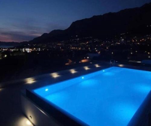 Apartment with shared rooftop pool