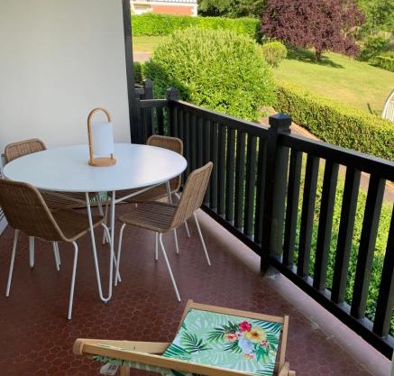 Apartment with swimming pool - near train station