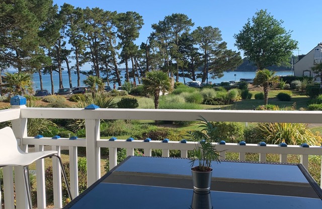 Apartamento con terraza con vistas al mar, playa a 20 metros, piscina y jardín.