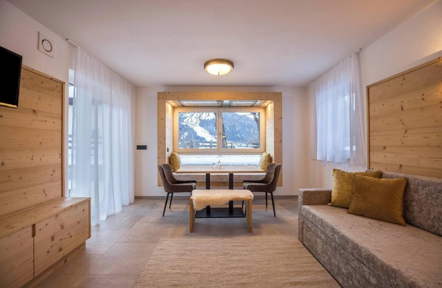 Apartamentos "Armeri Black Dolomites" con vistas a la montaña, terraza y Wi-Fi