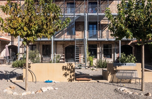 Apartamentos en una antigua fábrica de corcho, cerca de la frontera española y el mar Mediterráneo.