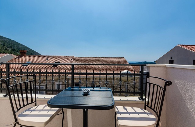 Apartments Life - Two Bedroom Apartment with Balcony and Sea View