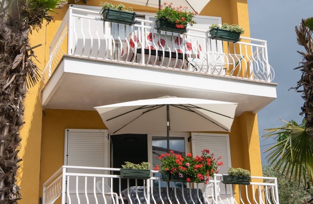 Apartments Mirjana IKA - One Bedroom Apartment With Balcony And Sea View (A2)
