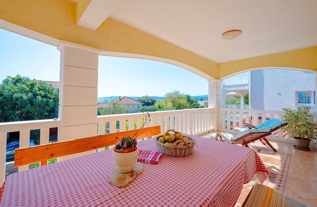 Apartamentos Mladenka- Apartamento de dos habitaciones con balcón y vistas al mar