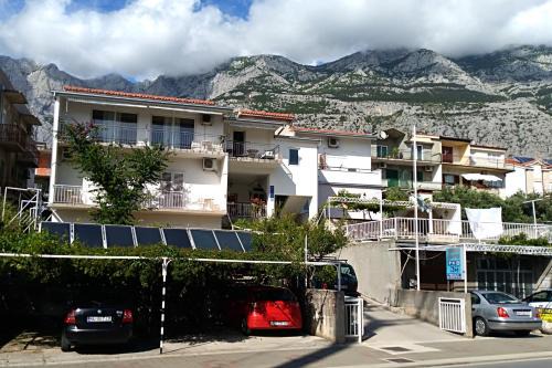 Apartments with parking space Makarska - 6784