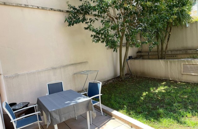 Appart/hotel with swimming pool 100m from the beach