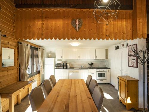 Appartement 3 pièces, 7 pers, centre village, 50 m remontées, balcon, parking, Wi-Fi - FR-1-676-68