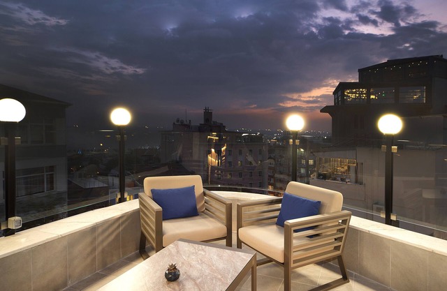 Aprilis Deluxe Hotel