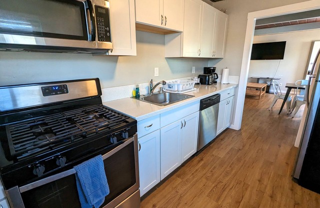Apt #3, 2 bedroom / 1 bathroom, 8 min to Downtown!