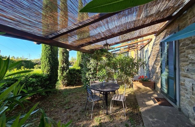 Apt near Cortona with a/c, pool, garden & beautiful views over the countryside