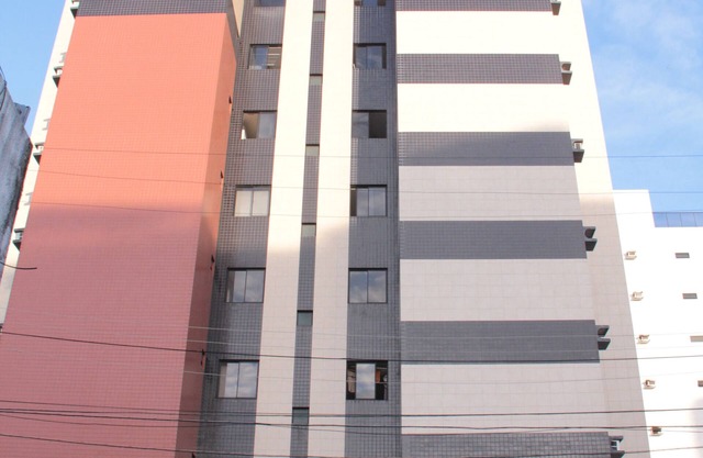 Apt siguiente a la playa con piscina y gimnasio en la mejor zona del pueblo.