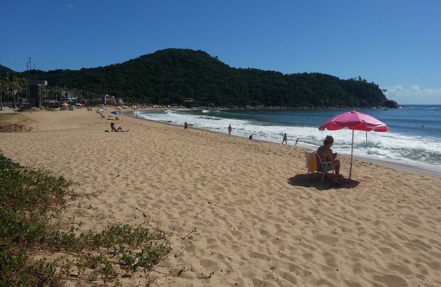 APARTAMENTO DE TEMPORADA - ITAPEMA / BAIRRO ILHOTA FRENTE AL MAR
