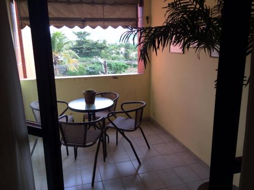 Apto com varanda Wi-Fi, Netflix - 400 m da praia