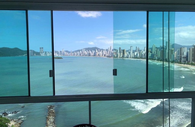 Apto com vista deslumbrante, com piscina e garagem!