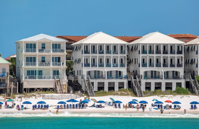 Aqua: frente al golfo, servicio gratuito en la playa, se admiten mascotas, piscina climatizada privada y comunitaria.